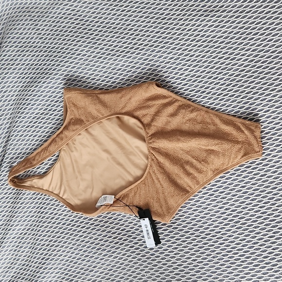 One piece swimsuit - Picture 2 of 3